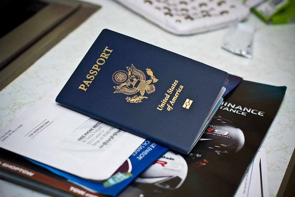 Yan yana duran Türkiye ve Kanada pasaportları