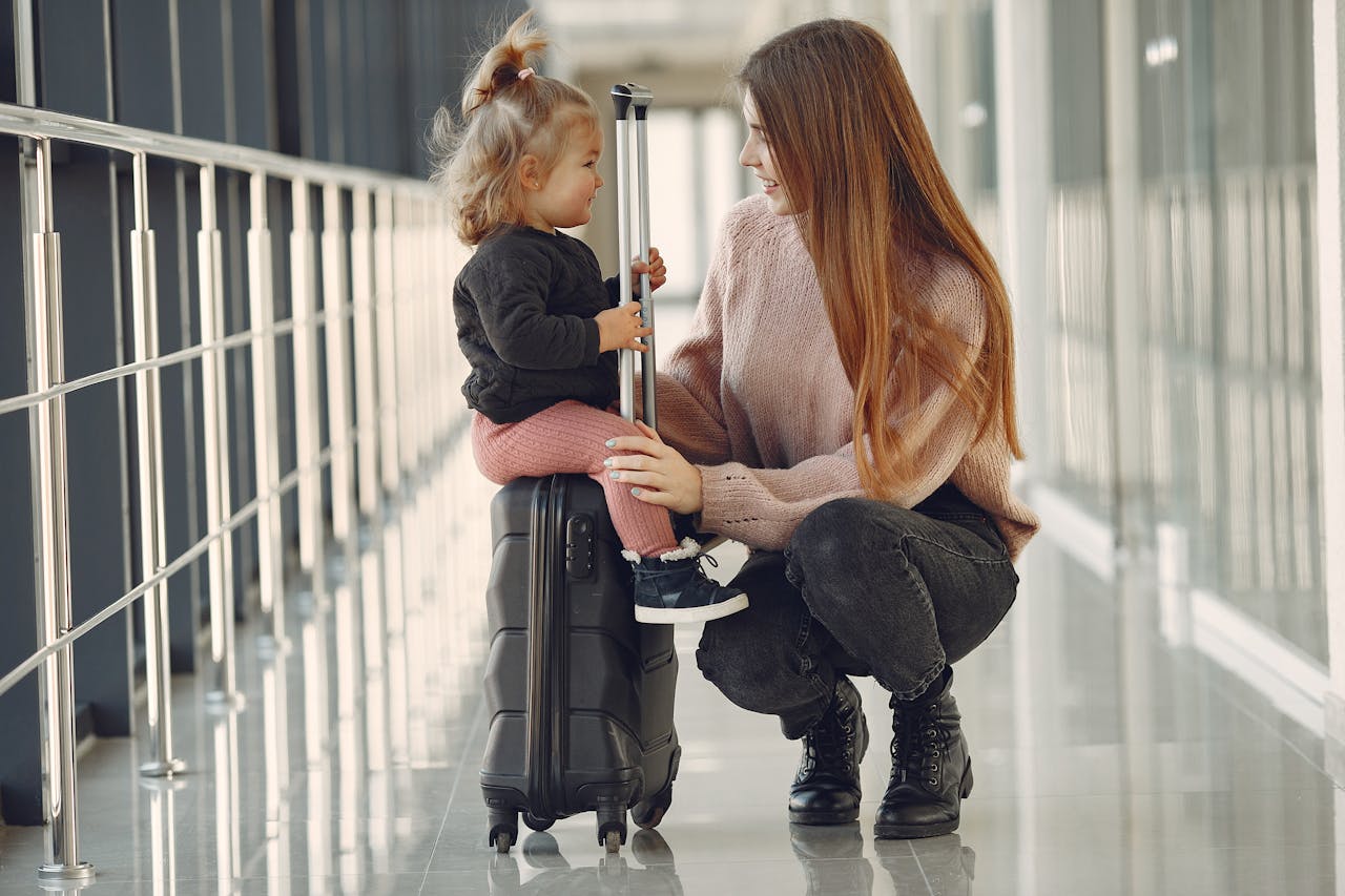 Çocukla seyahat hazırlığında pasaport ve valiz