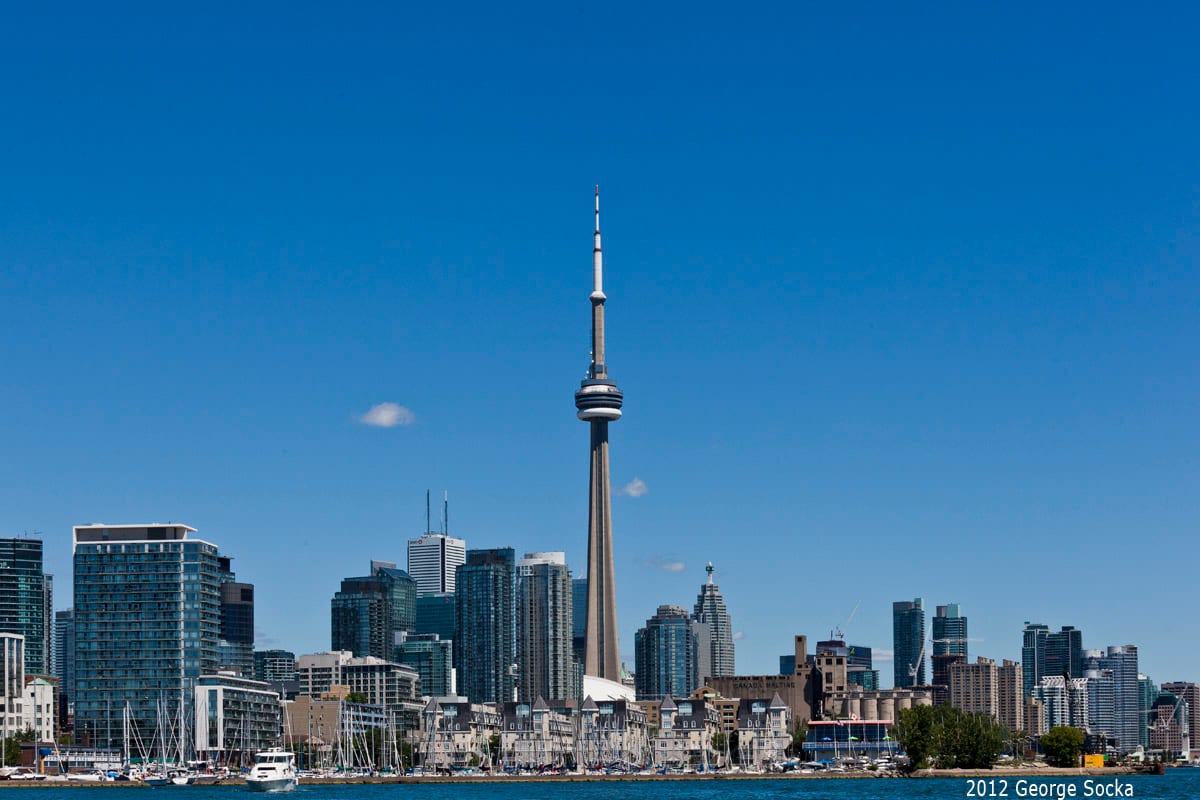 Toronto silüeti önünde bir araya gelmiş topluluk
